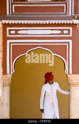 Un agent de garde à la City Palace, Jaipur, Inde Le Palais de la ville est un complexe de palais dans le centre de Jaipur construit entre 1729 Banque D'Images