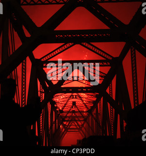 Le feu d'artifice Thunder Over Louisville le 21 avril 2012 a eu lieu depuis le pont de la 2nd Street à Louisville, Kentucky. Cet événement annuel, qui fait partie du spectacle aérien Thunder Over Louisville, est l'un des plus grands feux d'artifice en Amérique du Nord, et son thème cette année-là était « A Star Spangled Blast ». L'événement présente à la fois des performances aériennes et des feux d'artifice époustouflants. Banque D'Images