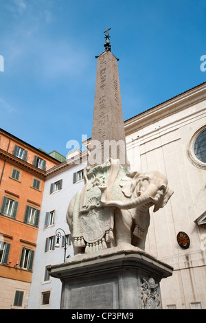 Rome - L'obélisque sur la place Santa Maria sopra Minerva Banque D'Images