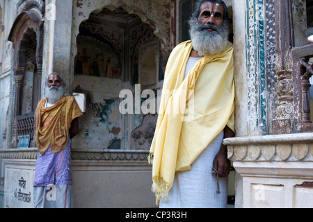 Les prêtres au Surya Mandir (connu sous le nom de Monkey Temple), Galta, Jaipur, Inde Banque D'Images