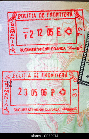 En timbres de passeport britannique Bucharesti Henri Coanda Roumanie Banque D'Images
