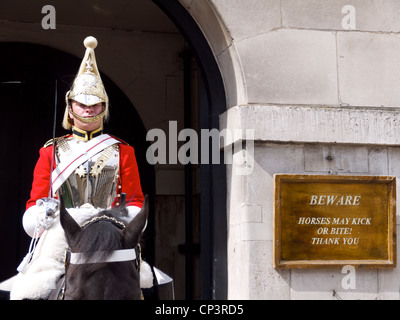 Royal Horse Guards à Londres avec un panneau d'avertissement Banque D'Images