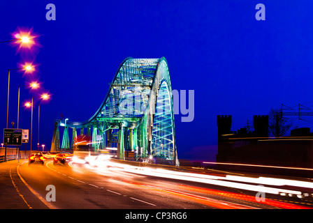 La circulation automobile light trails traversant le pont du jubilé d'argent, Runcorn la nuit, Cheshire, Angleterre, Royaume-Uni