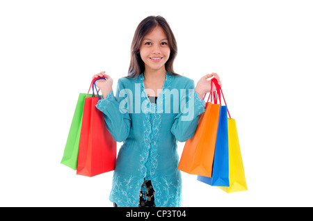 Femme dans la tradition Kebaya holding colorful Shopping bag. Banque D'Images