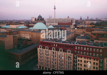 Allemagne XX siècle, fin des années 80, République démocratique allemande Berlin Est. Panorama. dome de cathédrale Hedwigs dans Banque D'Images