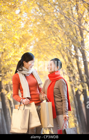 Mère avec sa fille adulte shopping en automne Banque D'Images