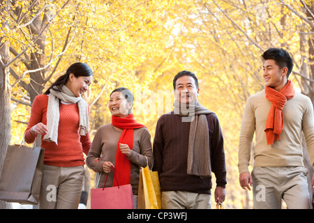 Famille avec enfants adultes shopping en automne Banque D'Images