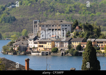 Une belle vue sur le île de San Giulio sur le lac d'Orta, Italie Banque D'Images