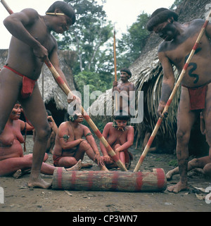 - Venezuela Guayana - Amazonas - Yanomami Indios funérailles. Banque D'Images