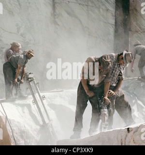 Toscane - Marina di Pietrasanta (Lu). L'homme au travail dans une carrière. Banque D'Images