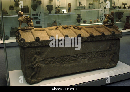 Sarcophage en pierre avec couvercle sculpté dans la ressemblance de la toiture d'une maison ornée de sphinx. 325-250 BC. Banque D'Images