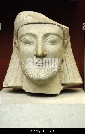 Tête en pierre calcaire d'une adoratrice du barbu avec cheveux arrangés dans le style égyptien avec perruque tressé. Sculpté en Chypre. 550 BC. Banque D'Images