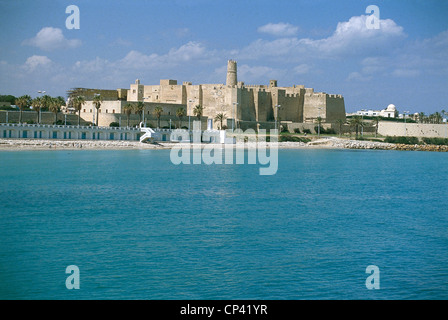 Tunisie - Gouverneur de Monastir - Port El Kantaoui - la plage et l'arrière-plan du Ribat Harthema, VIII siècle Banque D'Images