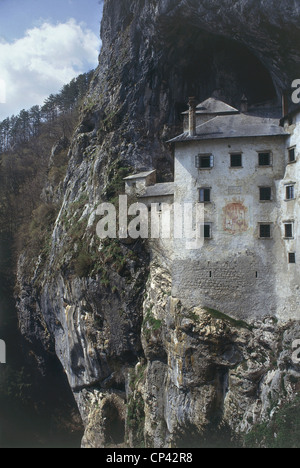 Slovénie - Musée Rodin. Château Lueger (Predjamski Grad), tous les "à l'intérieur d'une grotte creusée par le Rio Lokva qui coule. Banque D'Images