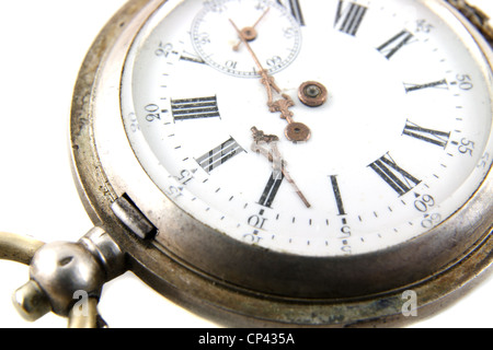 Ancienne montre de poche cassé sur fond blanc Banque D'Images