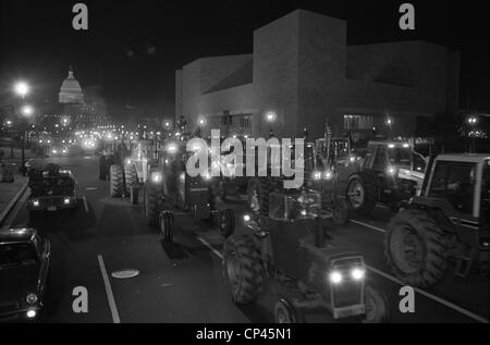 Conduite de tracteurs des agriculteurs vers le bas Pennsylvania Avenue dans le cadre d'un mouvement de l'Agriculture Américain de nuit pour protester contre la hausse de l'AAM Banque D'Images