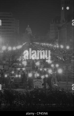 Conduite de tracteurs des agriculteurs vers le bas Pennsylvania Avenue dans le cadre d'un mouvement de l'Agriculture Américain de nuit pour protester contre la hausse Banque D'Images