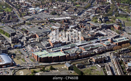 Vue aérienne du centre-ville de Grimsby avec le centre commercial Freshney place en avant-plan Banque D'Images
