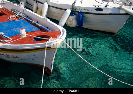 Bateaux amarrés dans la baie d'Amoudi, Oia, Santorin Banque D'Images