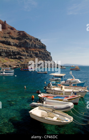 Bateaux amarrés dans la baie d'Amoudi, Oia, Santorin Banque D'Images
