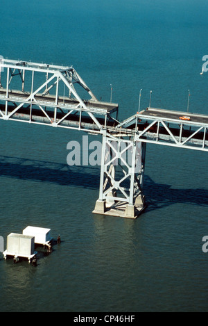 Le tremblement de terre de Loma Prieta est effondré de la plate-forme San Francisco-Oakland Bay Bridge. 17 octobre 1989. Banque D'Images