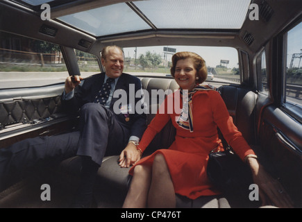 Président et Betty Ford tenir la main tout en équitation dans la limousine du Président à Chicago en Illinois. 1974-1976. Banque D'Images