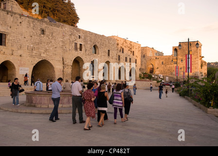 Période Ottomane ville de Deir al-Qamar montrant la place principale & fontaine & statue de l'ancien président Camille Chamoun, Chouf Banque D'Images