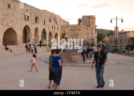 Période Ottomane ville de Deir al-Qamar montrant la place principale & fontaine & statue de l'ancien président Camille Chamoun, Chouf Banque D'Images