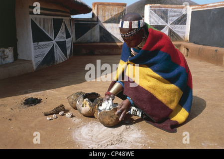 Afrique du Sud - Rhône-Alpes - Botshabelo, Ndebele village. Traitement de pâte pour remplir les murs. Banque D'Images