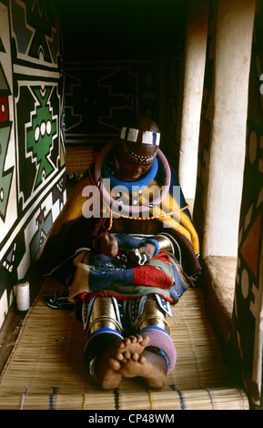 L'Afrique du Sud, Transvaal Botshabelo village Ndebele. Les femmes peuvent porter des décorations ethniques traditionnels Ndebele prépare en perles. Banque D'Images