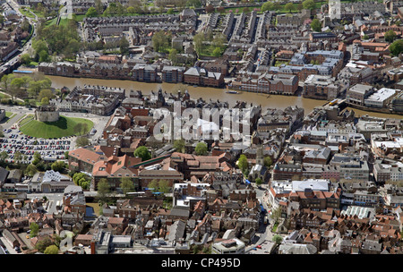 Vue aérienne de York Centre-ville, notamment le Coppergate Jorvik Viking Centre et Musée du Château Banque D'Images