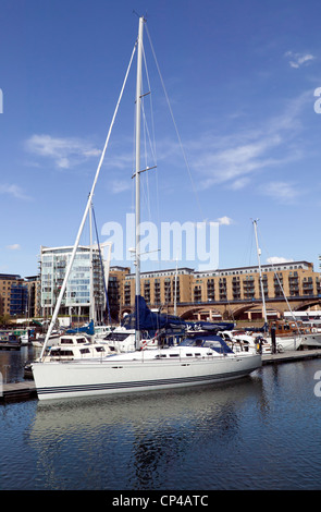 Yacht à voile à la location ou jusqu'à un ponton dans le bassin de Limehouse, Tower Hamlets, London. Banque D'Images