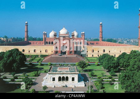 Région du Punjab au Pakistan. Lahore. Mosquée Badshahi, construit en 1674, décoré de marbre blanc gravé en pierre rouge avec des versets à partir de Banque D'Images