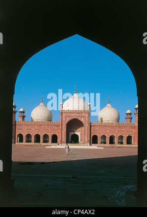 Région du Punjab au Pakistan. Lahore. Mosquée Badshahi, construit en 1674, décoré de marbre blanc gravé en pierre rouge avec des versets à partir de Banque D'Images