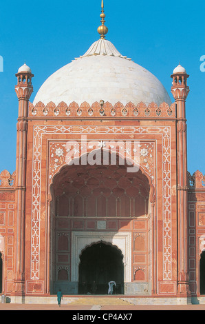 Région du Punjab au Pakistan. Lahore. Mosquée Badshahi, construit en 1674, décoré de marbre blanc gravé en pierre rouge avec des versets à partir de Banque D'Images