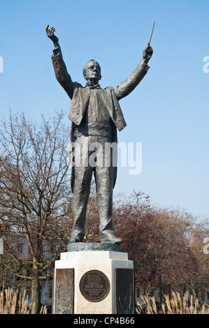 Gustav Holst (musicien) statue, dans les jardins impériaux, Cheltenham, Gloucestershire, Cotswolds, Royaume-Uni. Banque D'Images