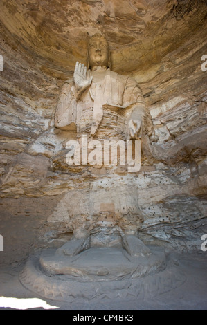 L'un de la bodhisattva (Buddah statue) dans la 'cave avec trois Buddahs' (18) à la Grotte Grottes de Yungang. Banque D'Images