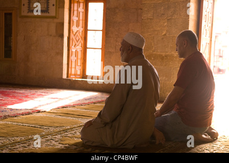 Les musulmans en prière dans la mosquée du Fakreddine dans l'ère ottomane ville de Deir al-Qamar, montagnes du Chouf, au Liban. Banque D'Images