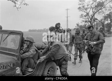 War-Tet Vietnam offensive. Walter Cronkite (à la mi-sol avec microphone) entrevues le commandant du 1er Banque D'Images