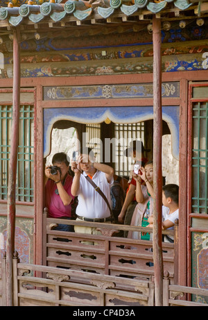 Les touristes de la prise de vue à la pendaison d'un temple ou monastère suspendu près de Datong. Banque D'Images
