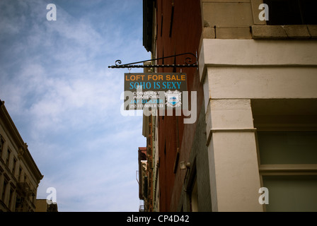 Inscrivez-vous la publicité d'un loft à vendre dans le quartier de Soho de New York le samedi 28 avril, 2012. (© Richard B. Levine) Banque D'Images