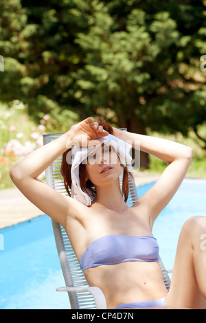 Femme dans la piscine vidée Banque D'Images