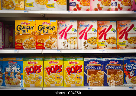 Boîtes de céréales Kellogg's céréales de petit déjeuner dans le département de l'épicerie d'un magasin à New York Banque D'Images