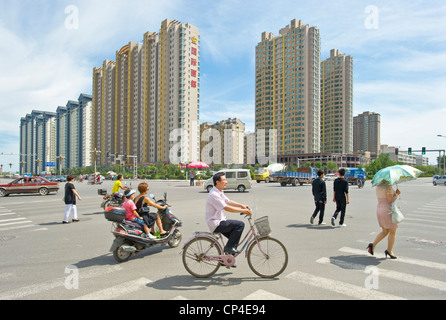 Une longue sortie le long d'une des principales routes de Datong avec blocs d'appartements modernes dans l'arrière-plan. Banque D'Images