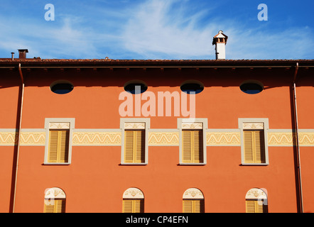 Nouvelle chambre orange décoré de détails sur ciel bleu, Italie Banque D'Images