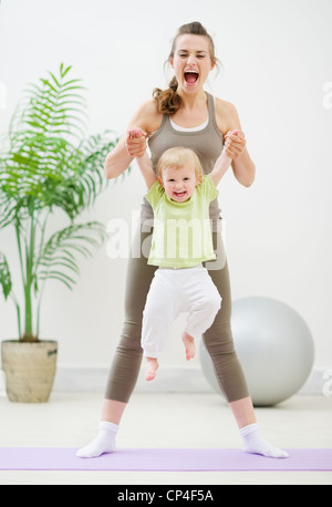 La mère et l'enfant de faire la gymnastique Banque D'Images