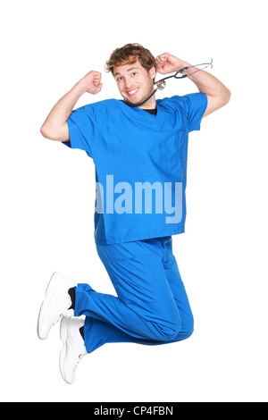 Portrait of cheerful young infirmier en bleu frotte jumping isolé sur fond blanc Banque D'Images
