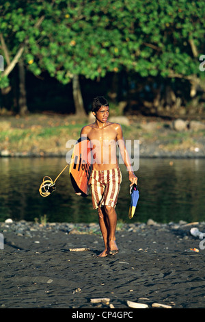 Polynésie française (territoire d'outre-mer de la République française) Îles de la société de l'archipel des îles du Vent de l'île de Tahiti. Garçon Banque D'Images