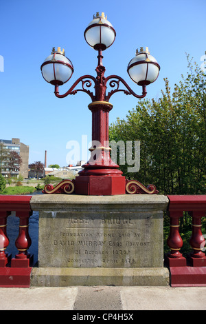 Lumières orné sur Abbey Bridge sur la rivière Panier de Paisley au-dessus une inscription indiquant la date du 21 octobre 1878 Banque D'Images