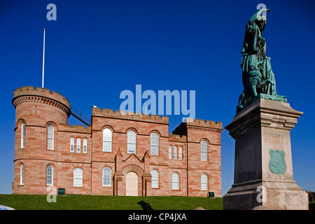 Royaume-uni - Ecosse - Inverness. La colline du Château (l'architecte William Burn, 1833-35) et la flore McDonald's Memorial. Banque D'Images